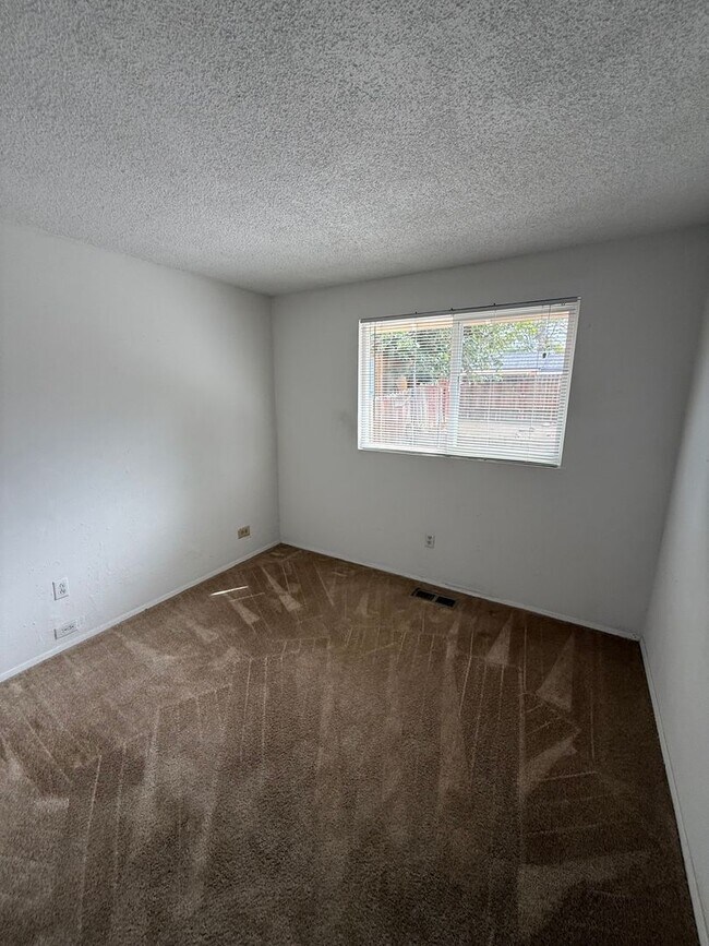 Building Photo - 433 Oleander Way