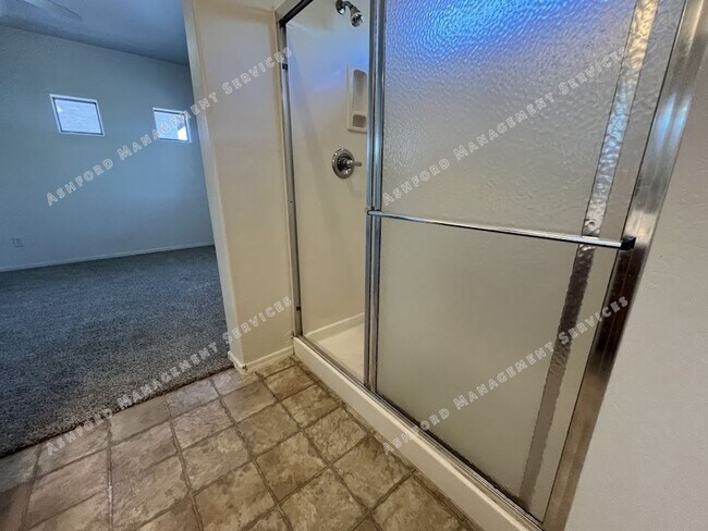 Building Photo - BEAUTIFUL 3 BEDROOM 2 BATHROOM HOME IN GLE...