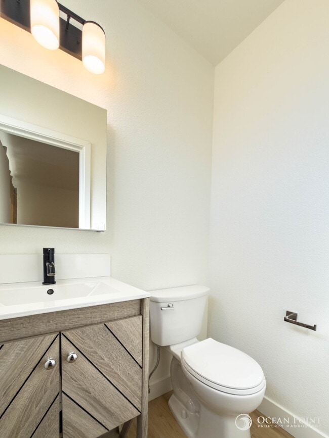 Building Photo - Newly Remodeled 2 Bedroom Apartment for Rent in Midtown Ventura!