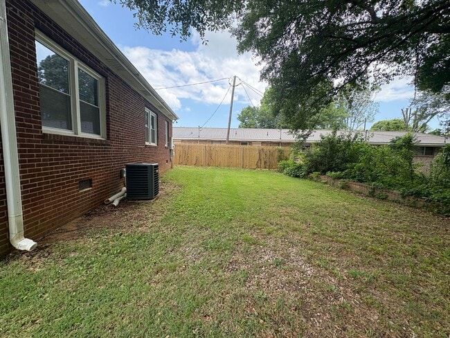 Building Photo - Your Next Home Awaits – Spacious Rental in a Convenient Location