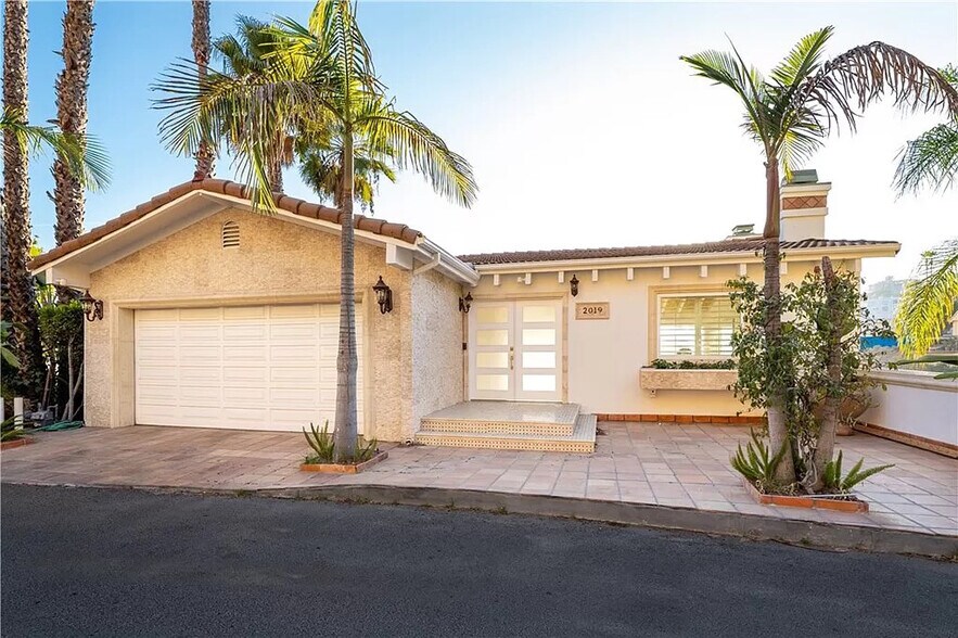 Building Photo - 2019 Sunset Plaza Dr