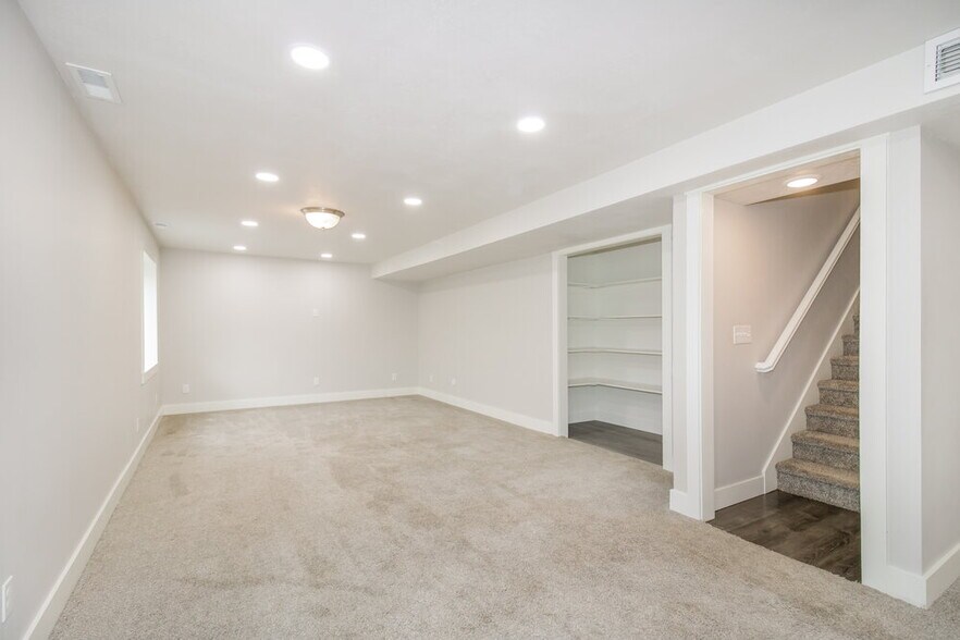 Building Photo - 4621 S W Pk Dr