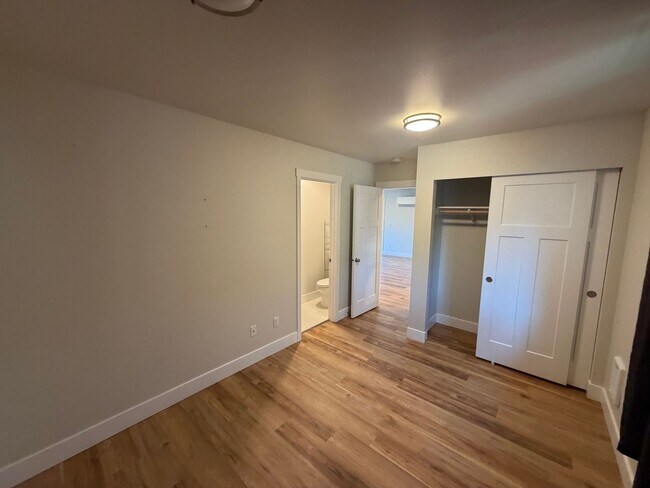 Building Photo - 3637 S Ainsworth Ave