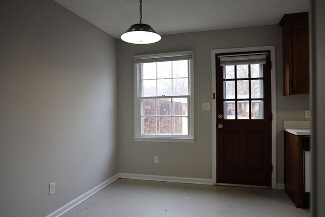 Building Photo - 510 S Vermont St