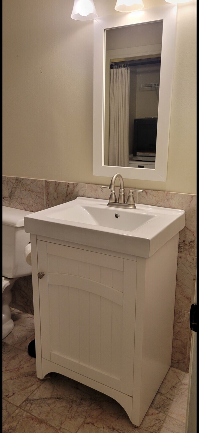 Upstairs bathroom and laundry - 2805 Ponca St