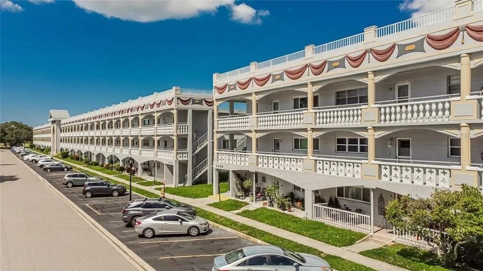 Parking area is located directly in front of building - 2460 Franciscan Dr