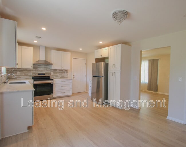 Building Photo - 305 Millcreek Dr