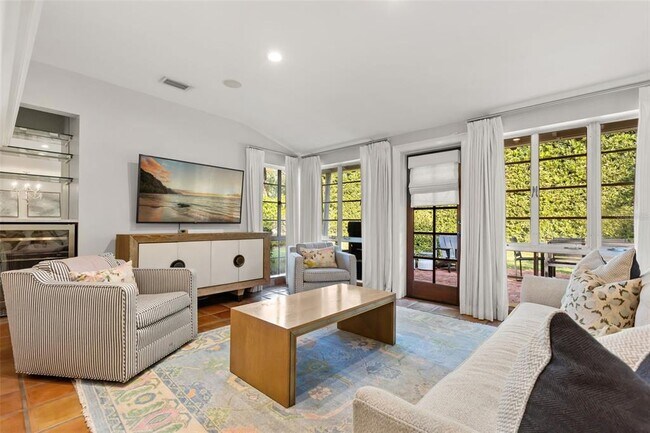 Building Photo - 2220 Vía Tuscany