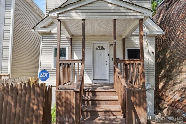Building Photo - 181 Hale St