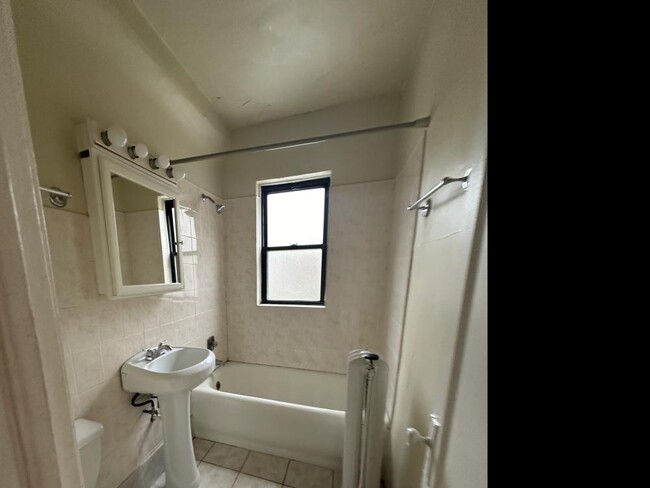 Building Photo - 1 bedroom in Chicago IL 60610