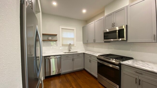 Kitchen - 316 E Lullwood Ave