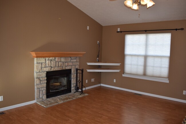 Building Photo - Beautiful spacious home in Waynesville