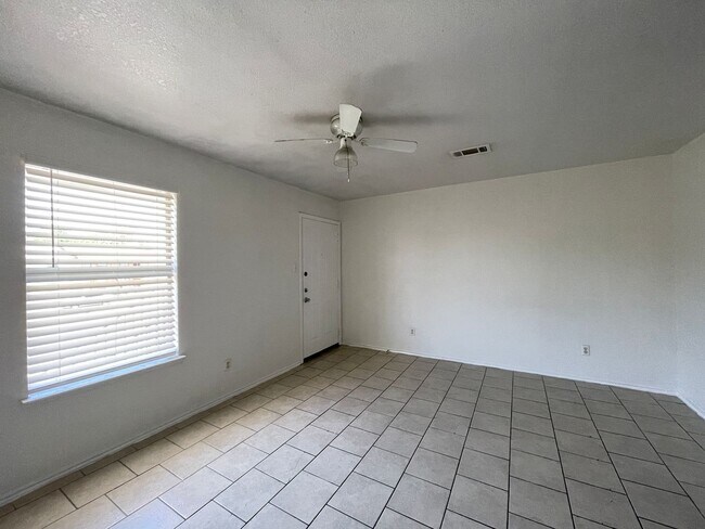 Building Photo - 1705 Cedarhill Dr