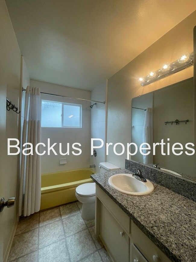 Building Photo - Wonderful three-bedroom home in South Sali...