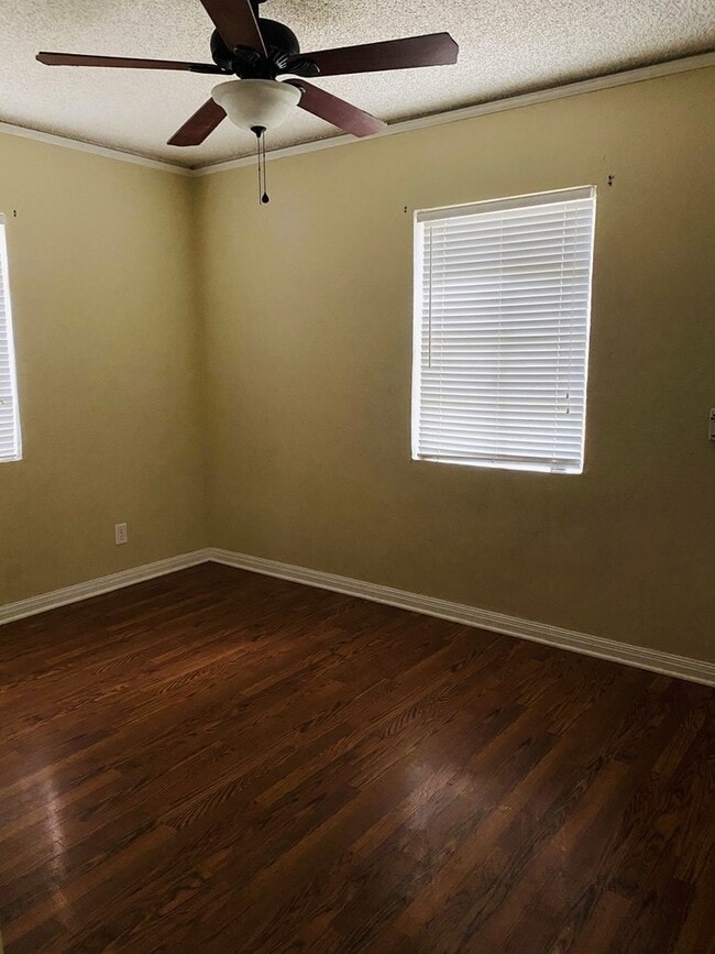 Building Photo - 1926 W Adams St