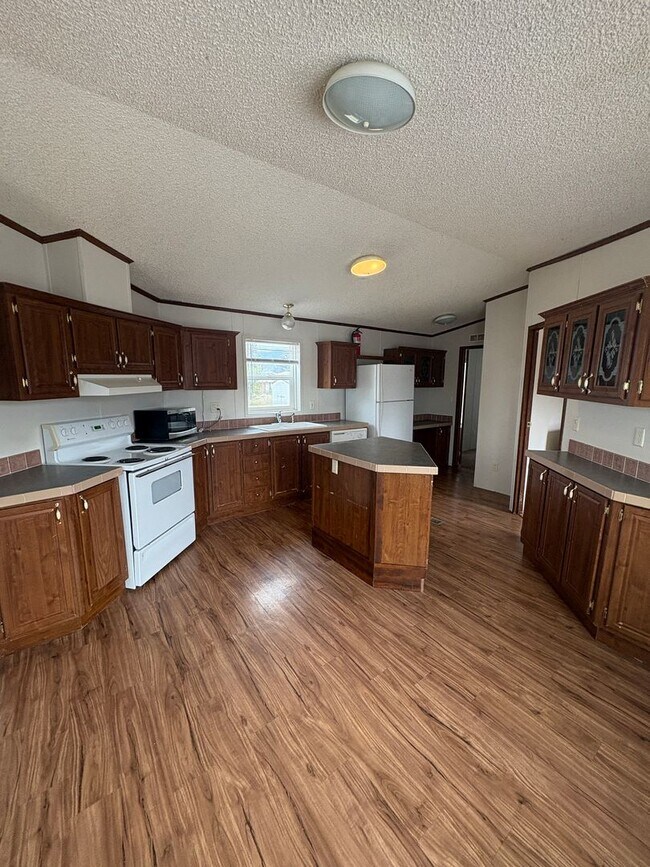 Building Photo - 306 White Oak Dr