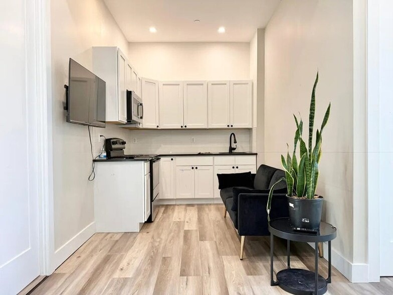 Building Photo - Furnished room/NOT APARTMENT