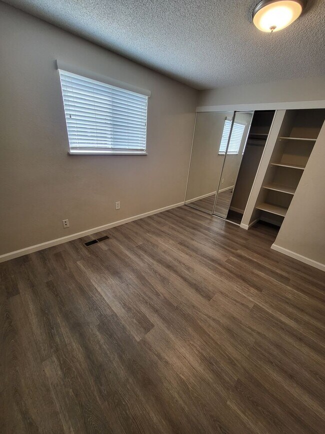Building Photo - 2621 Woodcrest Ln