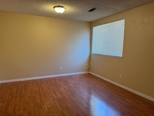 Building Photo - *** Please call us @ 661-266-1400 for information on availability, showings and applications proc...