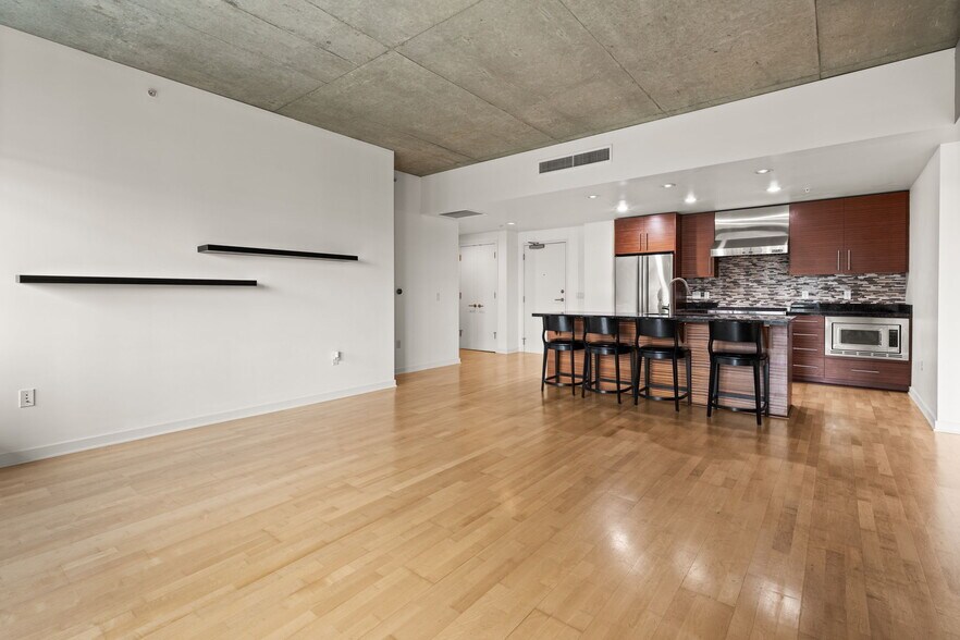 Building Photo - 1830 NW Riverscape St
