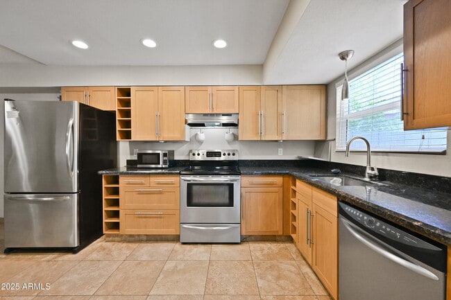 Building Photo - 1022 W Estrella Dr