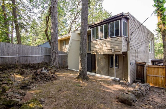 Building Photo - Beautiful 2 Bedroom, 2.5Bathroom Duplex Located Near Amazon Park