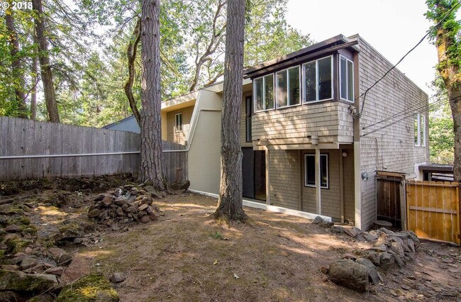 Building Photo - Willamette St Duplex