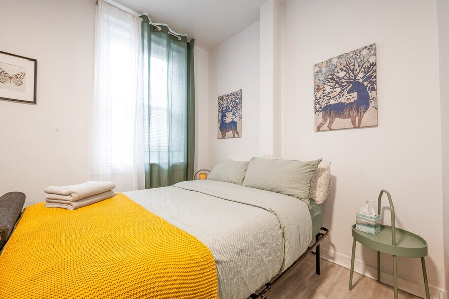 Building Photo - 250 E 33rd St