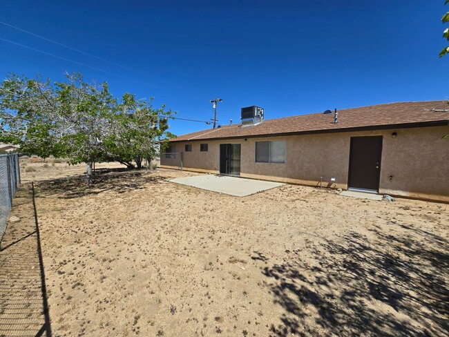 Building Photo - Corner lot home, super clean!