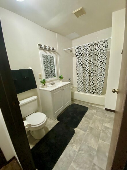 Building Photo - 1712 S 115 Ct