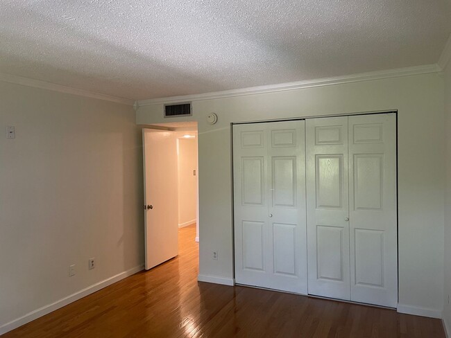 Building Photo - Highland Park Neighborhood 1 Bedroom Condo