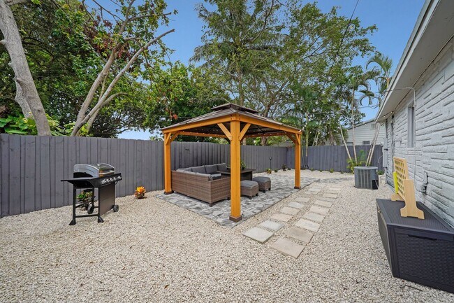 Building Photo - Furnished House in Hollywood Florida - Jun...