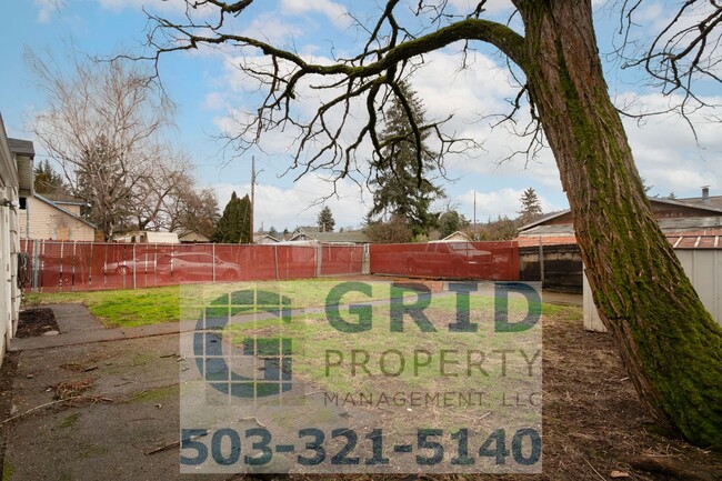 Building Photo - 3 Bedroom Home - Large Corner Lot - SE Portland!
