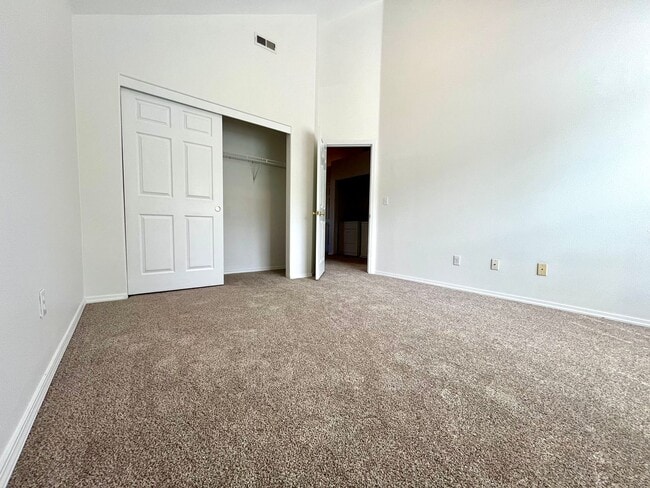 Building Photo - Spacious, Updated Townhome in Prime Beaverton Location!