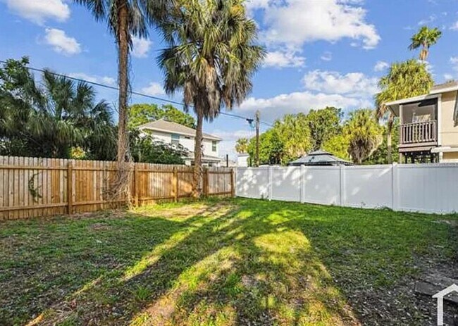 Building Photo - 1913 W Lemon St