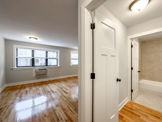 Building Photo - 510 W Briar Pl