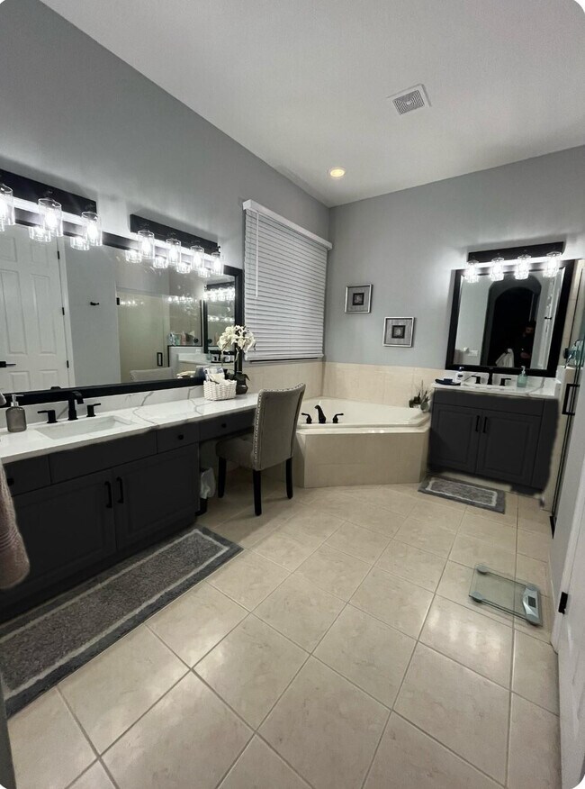 Building Photo - 12200 NW 77th Manor