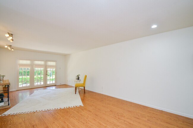 Building Photo - 2238 S Piney Point Rd