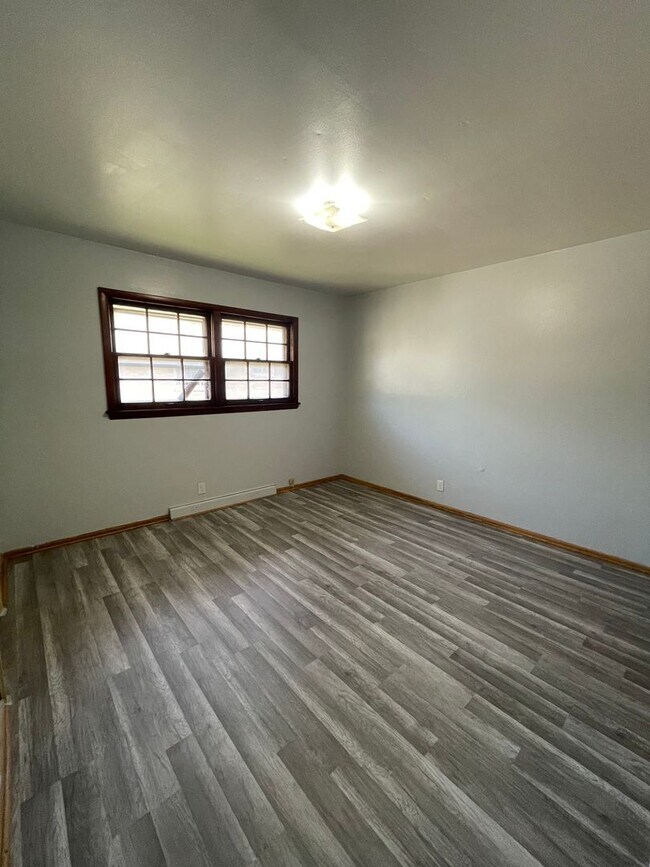 Building Photo - Large 3bed/1.5 bath unit!