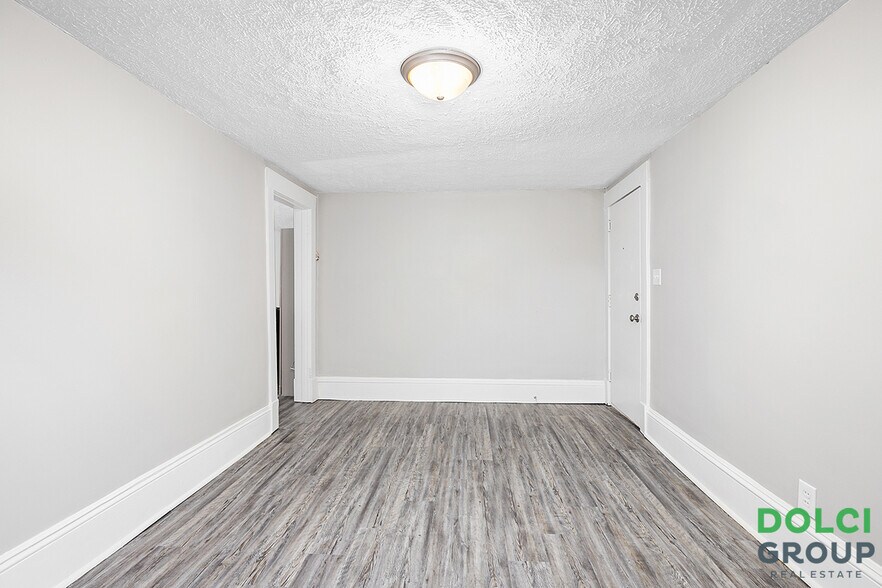 Building Photo - 848 Crescent St NE