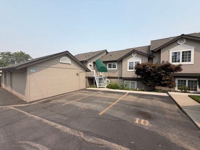 Building Photo - Now renting 2 bedroom 2 bathroom Condo