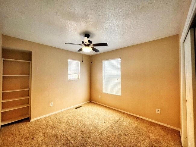 Building Photo - 6612 Piedra Quemada Rd NW
