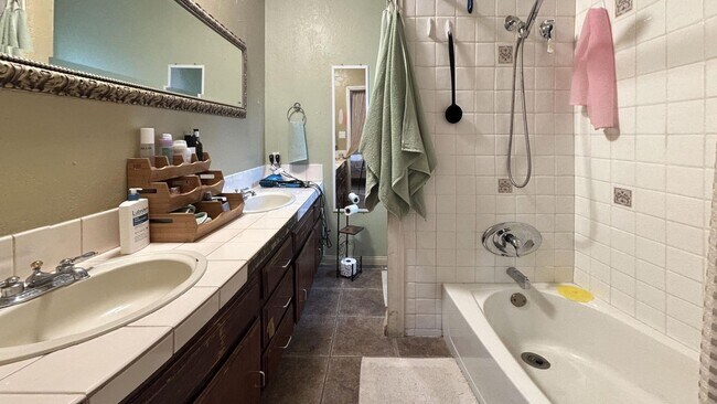 Building Photo - Spacious 4 Bedroom, 3 Bathroom Redlands Home!