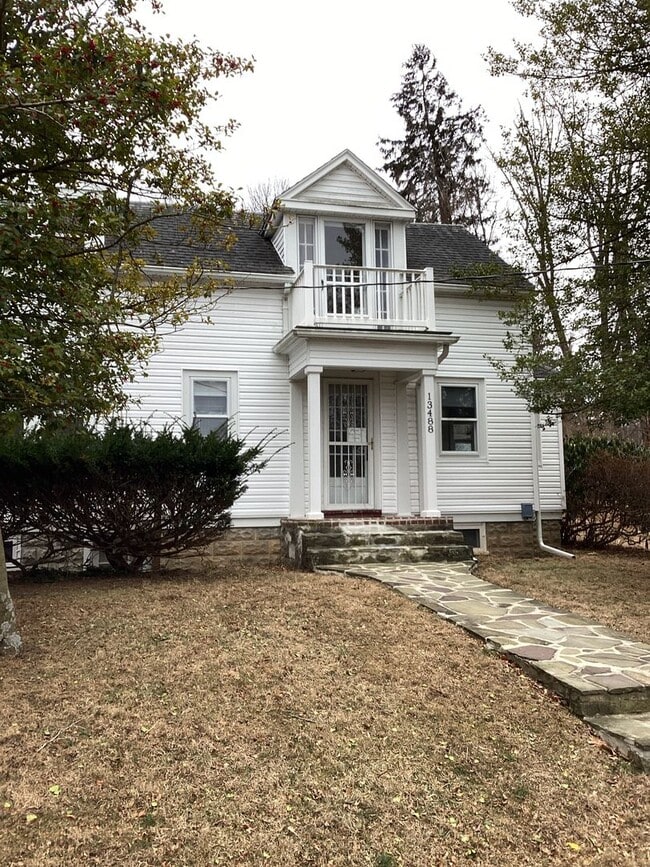 Building Photo - Two-Bedroom House