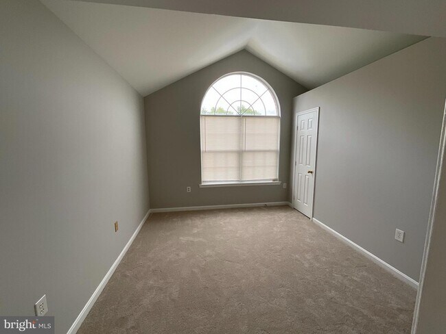 Building Photo - 9808 Lake Point Ct