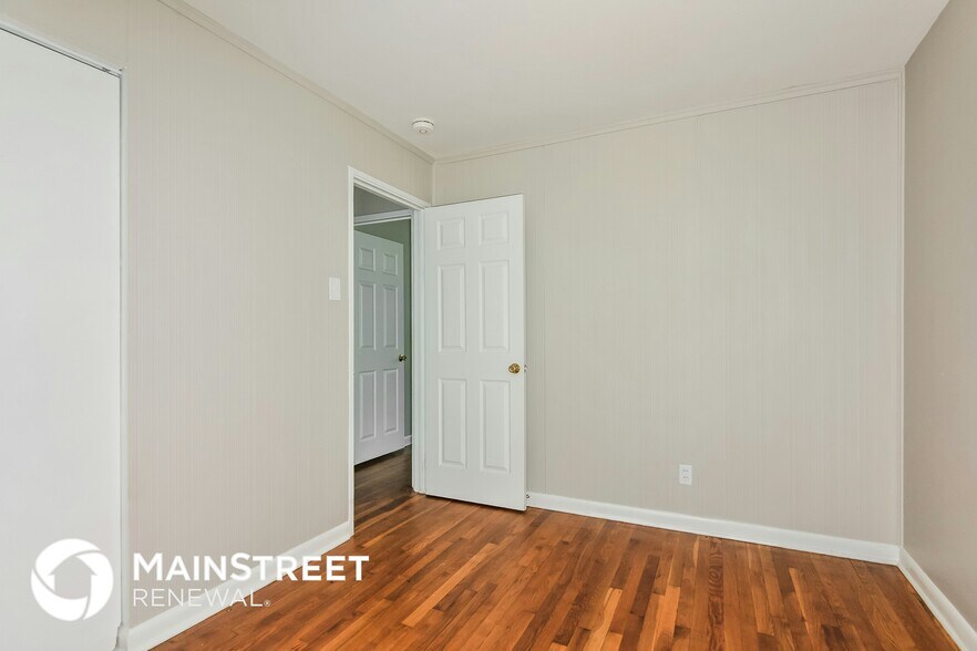 Building Photo - 9827 Portage Dr