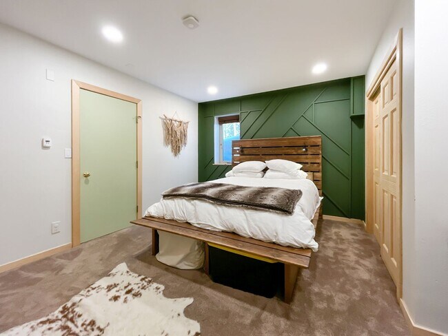 Building Photo - Luxury Home in the woods with unparalleled views! Garage! Pets Negotiable! Hot tub!