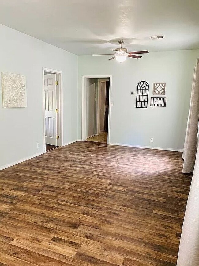 Building Photo - 4 bed 2 bath house for rent!
