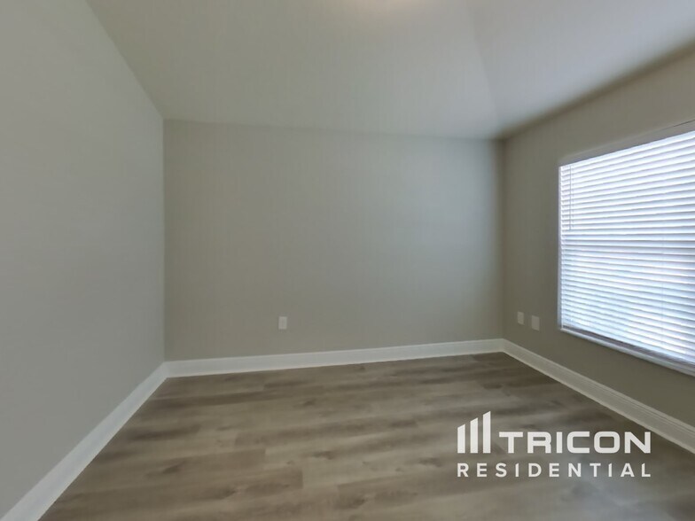 Building Photo - 387 Buchannan Dr