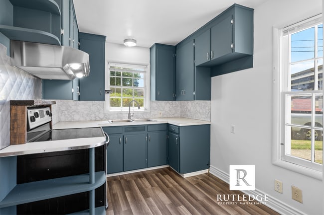 Building Photo - Central Medford Cutie